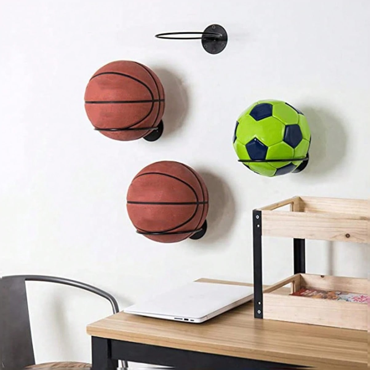 Home Gym On Wall - ขาตั้งโชว์ลูกบาสเก็ตบอลติดผนังประหยัดพื้นที่สำหรับห้องออกกำลังกายที่บ้าน โรงรถ ห้องเล่นเกม - อุปกรณ์จัดเก็บที่ทนทานสำหรับแฟนบาสเก็ตบอล ติดตั้งง่าย
